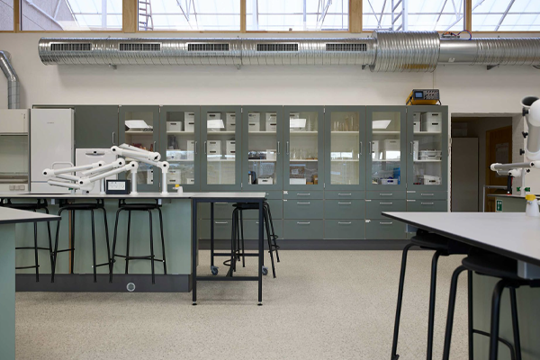 Inspiration til fremtidens fagrom – Trygge og fleksible løsninger for naturfag og eksperimentell læring