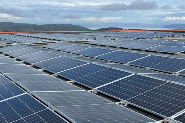Hva du som investerer i fornybar og bærekraftig kraftproduksjon på flate tak må kjenne til før du velger leverandør av solenergi