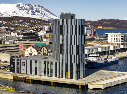 Nybygg av hotell langs sjøkanten i Harstad